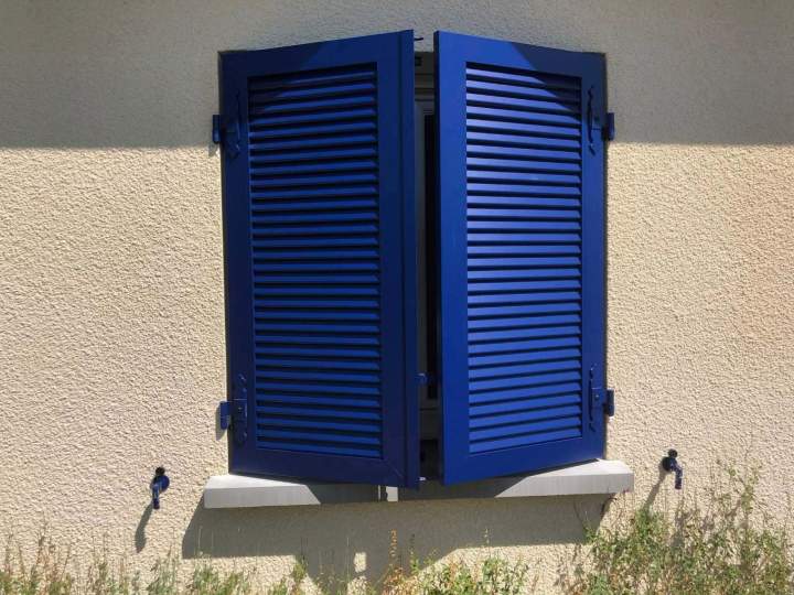 Des volets performants qui protègent, isolent et décorent votre maison